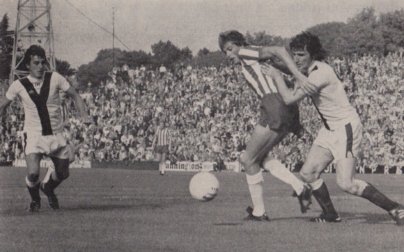 Ian Mellor goes through despite being impeded by the York defenders.